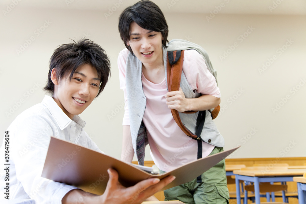 Obraz premium 会話する男子大学生