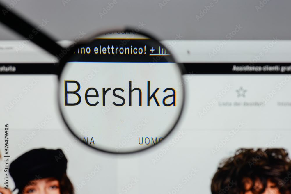 Milan, Italy - August 10, 2017: Bershka. logo on the website homepage. foto  de Stock | Adobe Stock