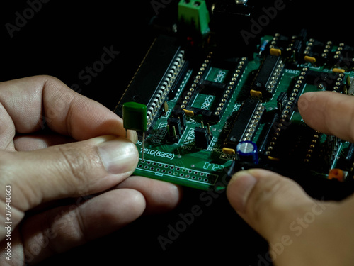 People assembly electronic part of to board