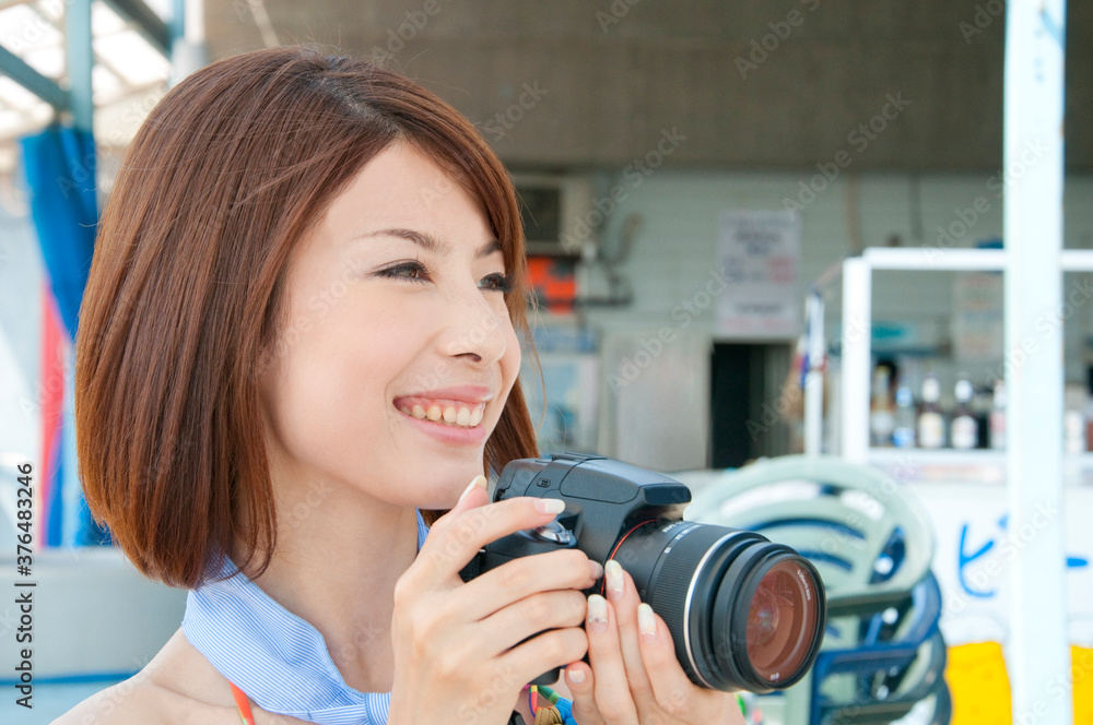 写真撮影する女性