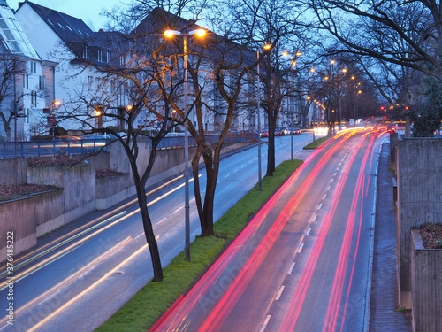 Auf der Überholspur: Der Verkehr fließt und durch Langzeitbelichtung erscheinen die Scheinwerfer (weiß) und die Rücklichter (rot) als leuchtende Streifen. Das kann auch für Datenverkehr stehen photo