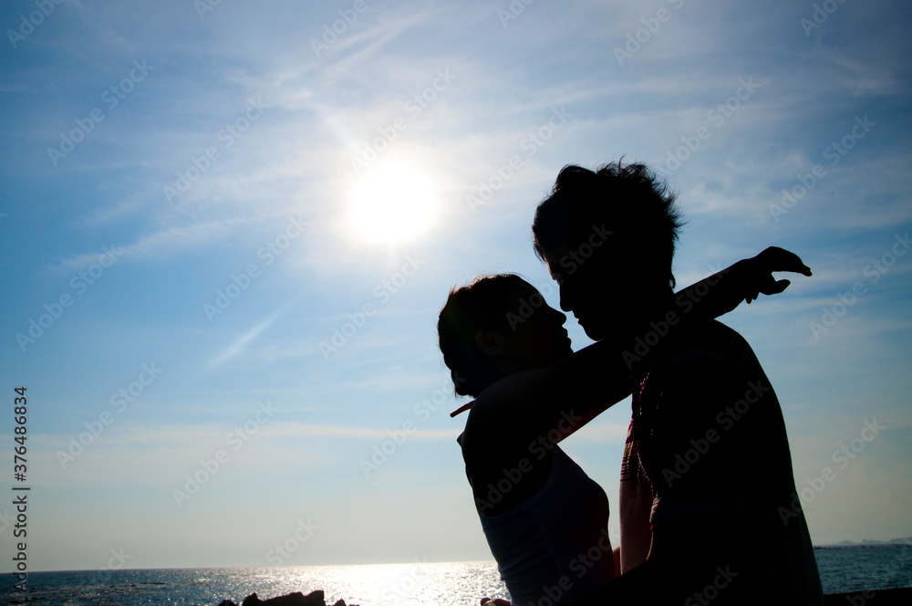 キスするカップルのシルエット Stock Photo Adobe Stock