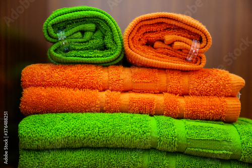 Toallas de baño de colores verdes y naranjas