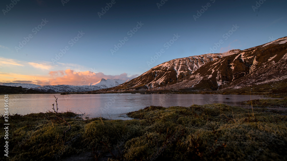 Naklejka premium sunset over the lake