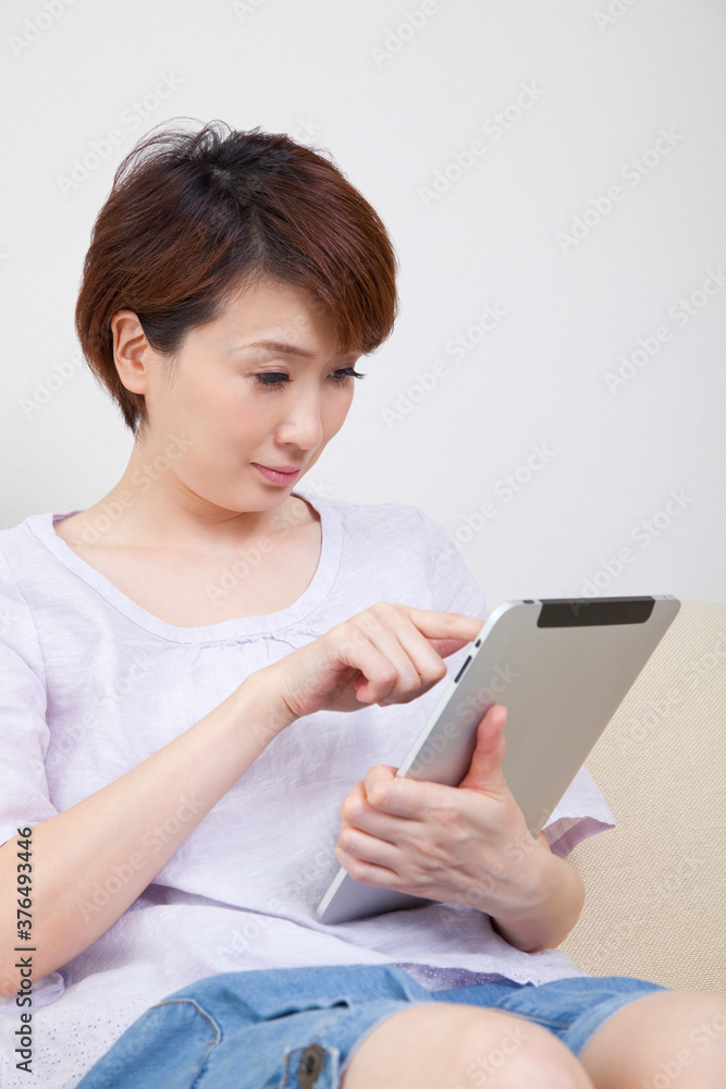 タブレットPCを見る女性 タブレットPCを見る女性
