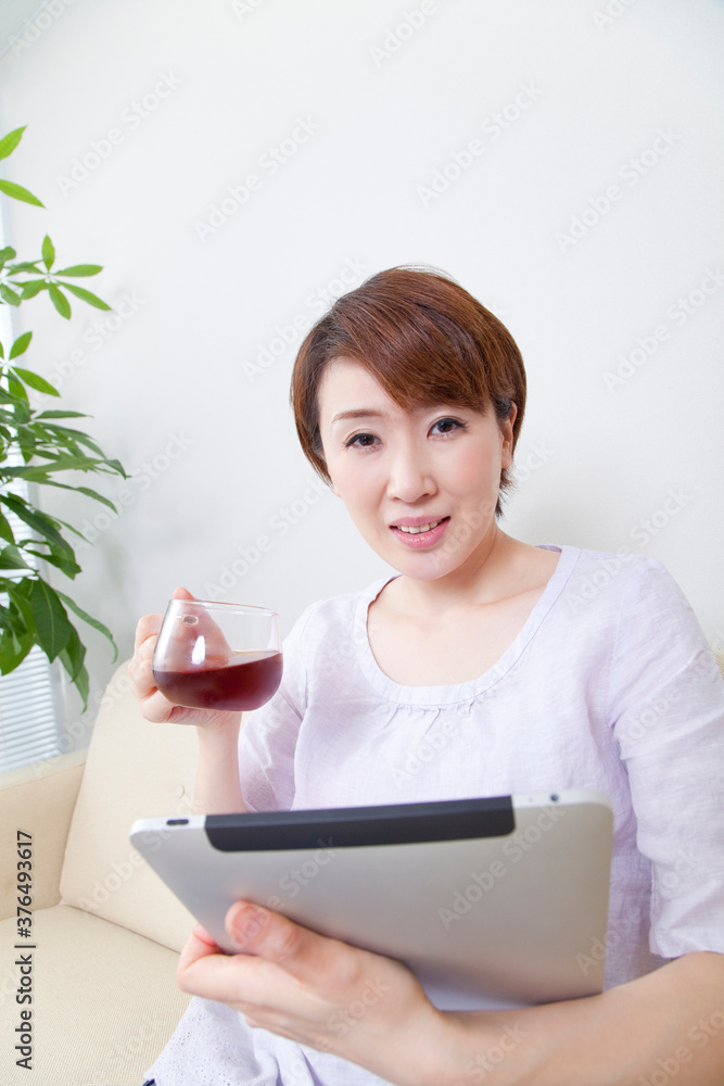 Fototapeta premium タブレットPCを見る女性