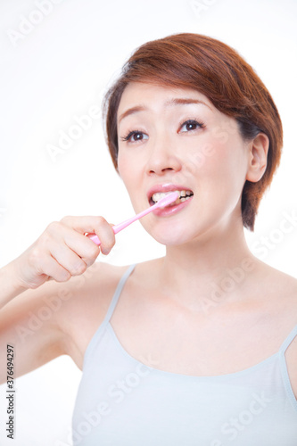 歯を磨くミドル女性
