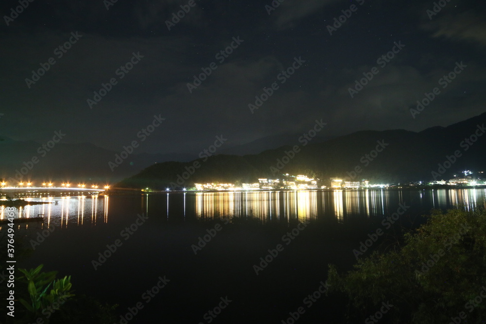 Fototapeta premium 夜の空と河口湖