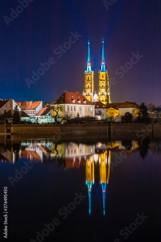 Wallpaper Mural Ostrów Tumski we Wrocławiu, katedra, kościół, dwie wieże i odbicie w wodzie Torontodigital.ca