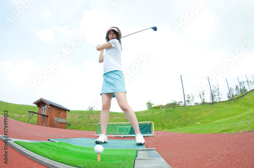 ゴルフの練習をする女性