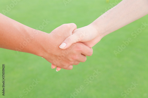 握手する男女 © Paylessimages