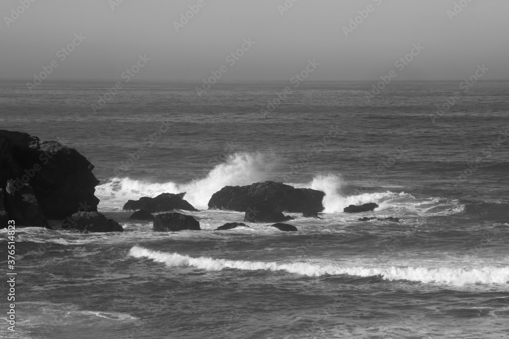 Fototapeta premium Surf breaking on a rocky shore