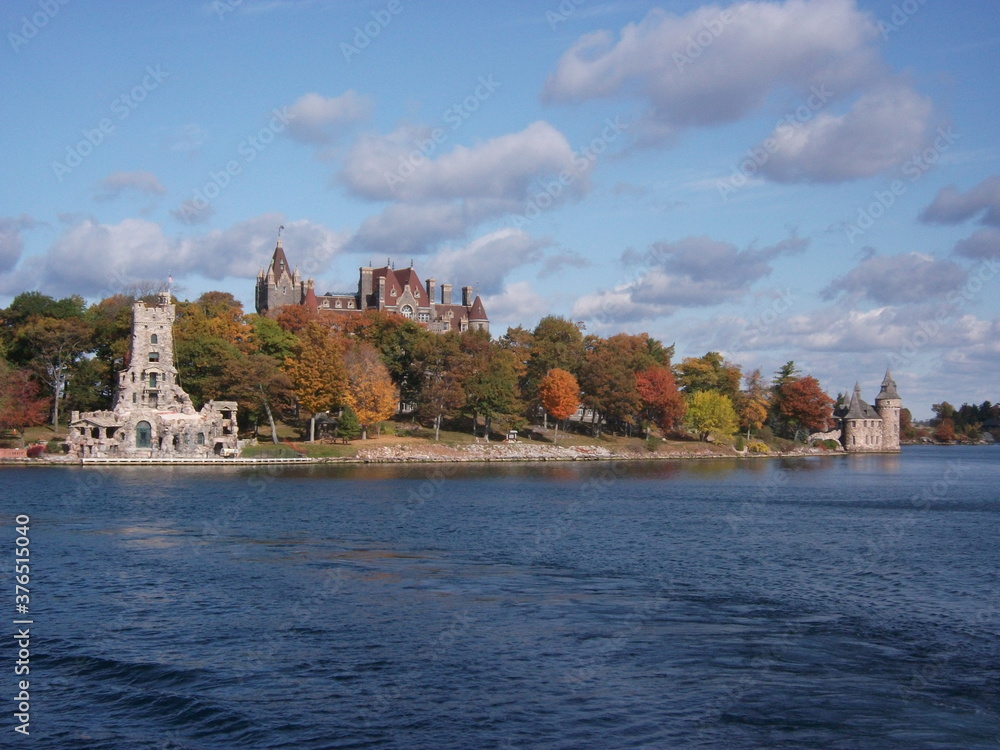 Obraz premium Fall/autumn foliage on one of the 1000 islands