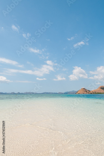 Kelor Island (インドネシアのLabuan Bajo沖にある無人島) コモド島、リンチャ島ツアーの際に立ち寄る島で珊瑚も豊富で透明度も高く、シュノーケリングも可能。