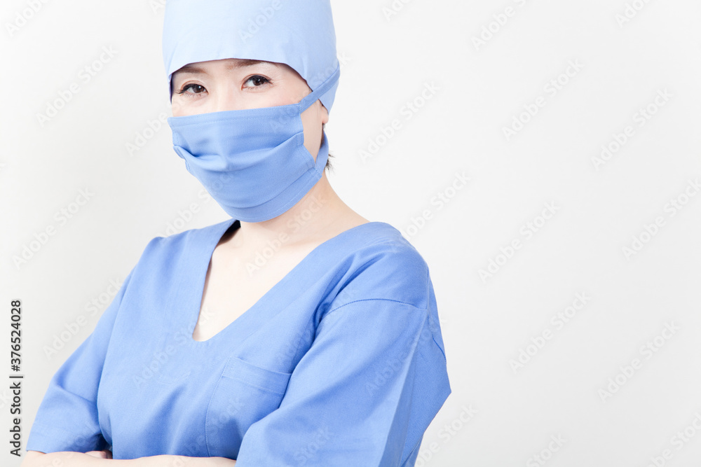 手術着の女性医師 手術着の女性医師