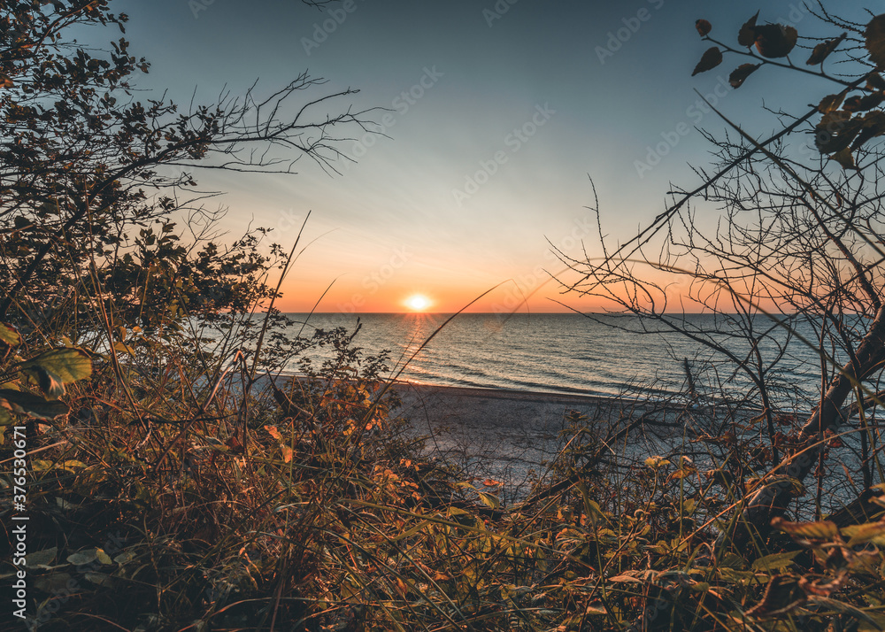 Sonnenuntergang im Gespensterwald an der Ostsee