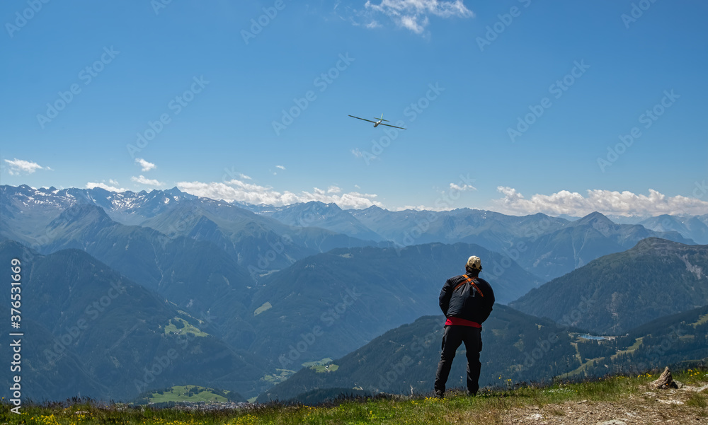 Modellflugzeugflug über den Alpen