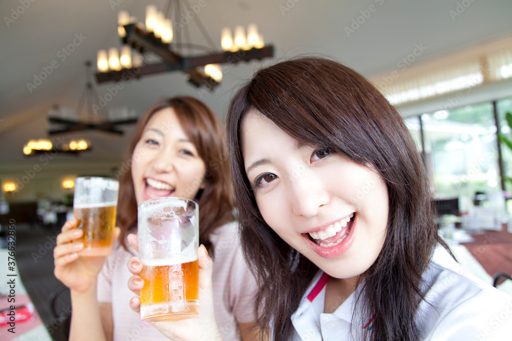 ビールを飲む女性