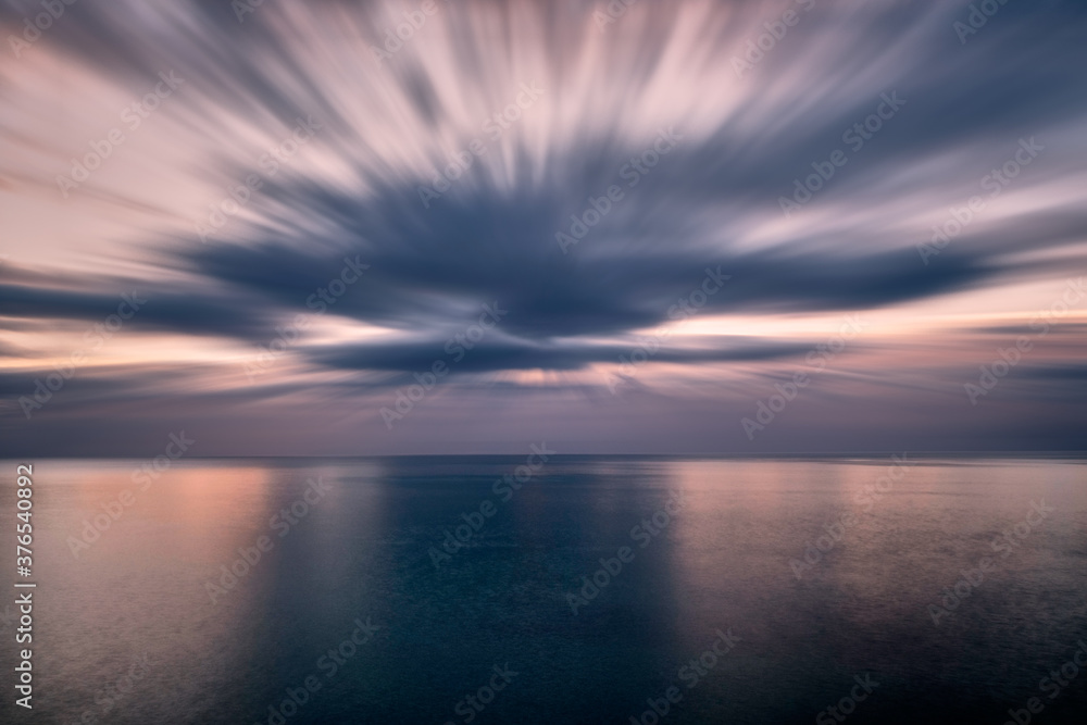 Obraz premium Amanecer en una playa de Miami Playa con las nubes en movimiento, inmenso el oceano