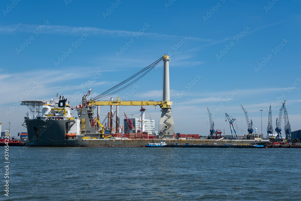 High tech offshore construction vessel
