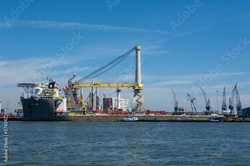 High tech offshore construction vessel