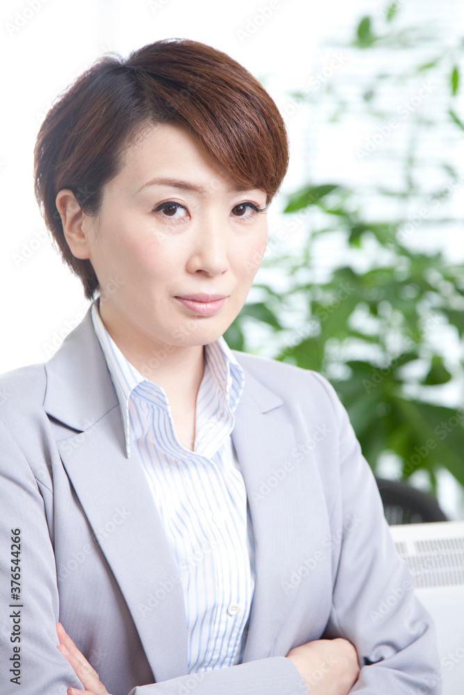 腕組みするキャリアウーマン 腕組みするキャリアウーマン