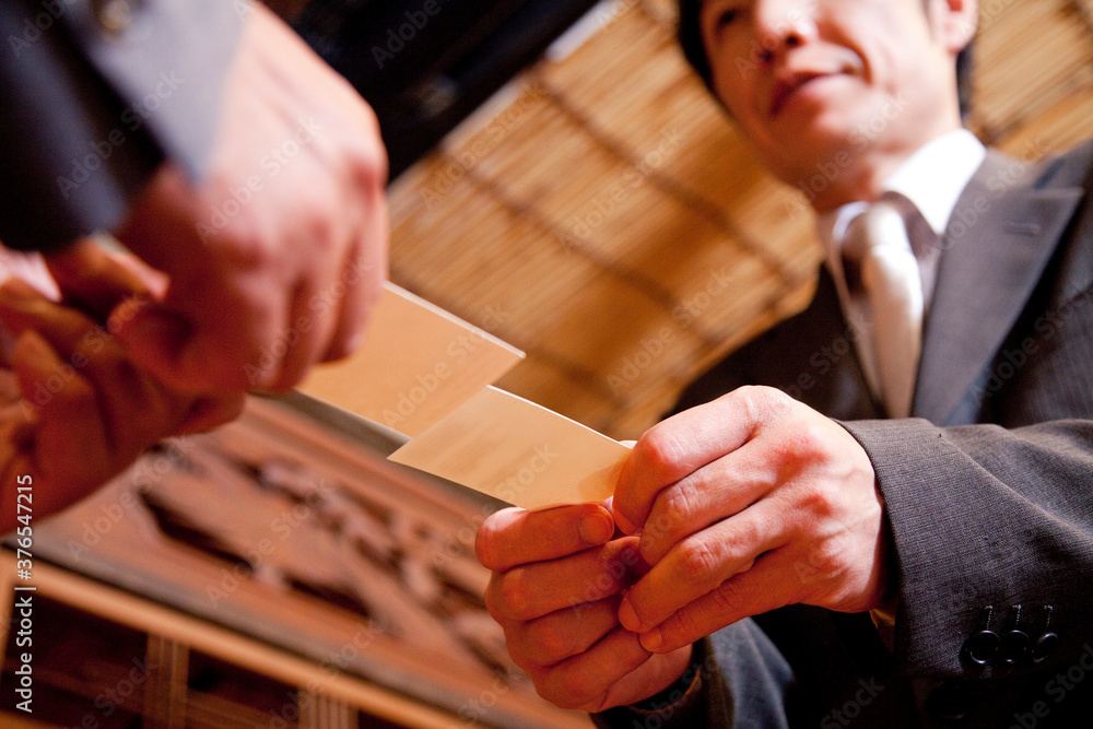 Obraz premium 名刺交換するビジネスマン