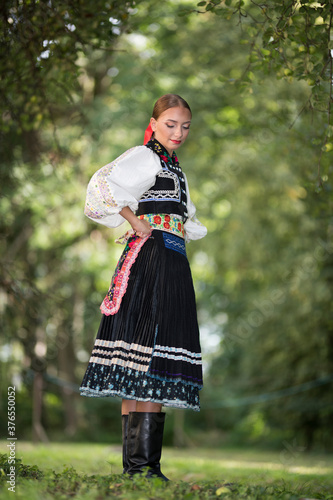 Portrait de jeune femme portant des vêtements traditionnels slovaques