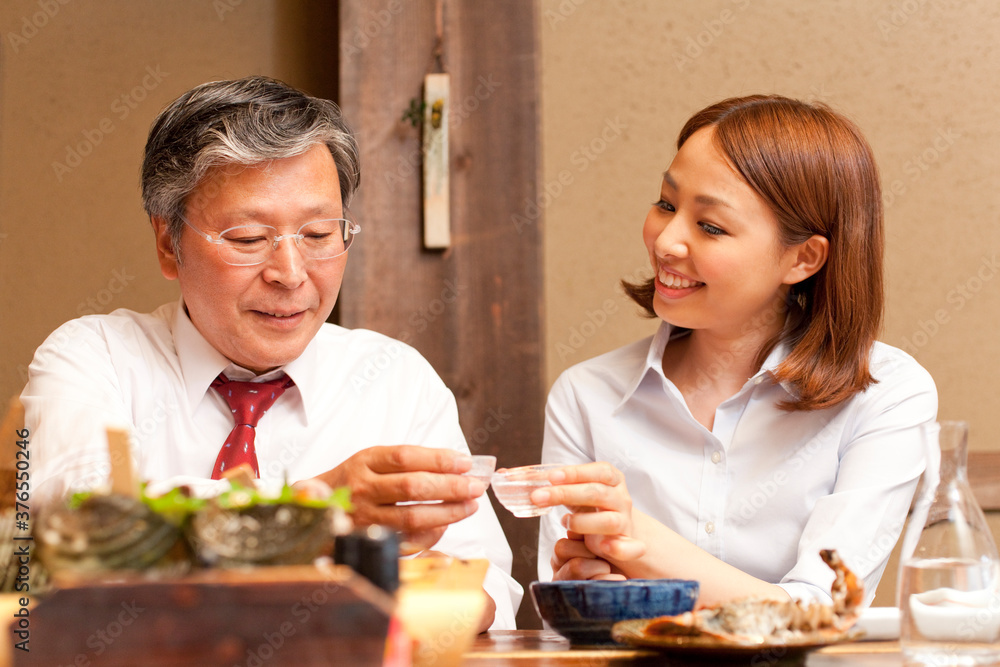 冷酒で乾杯するビジネスマン 冷酒で乾杯するビジネスマン