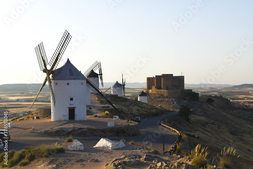 Cerro Calderico en Consuegra (Toledo) con los tipicos molinos de viento y el castillo al fondo