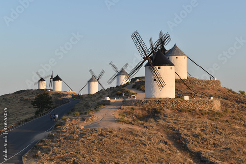 Cerro Calderico en Consuegra (Toledo) con los tipics molinos de viento.  Castilla-la Mancha.  España