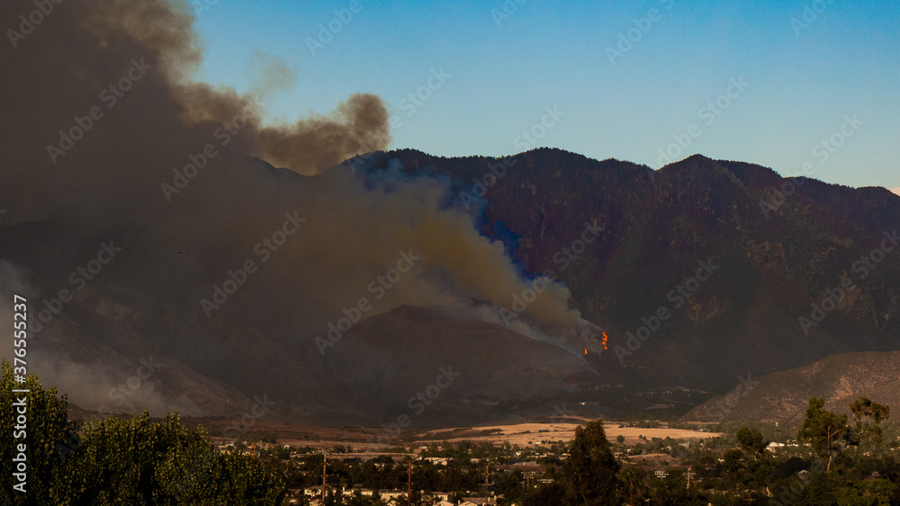 Fototapeta premium El Dorado fire day 1 viewed from Yucaipa