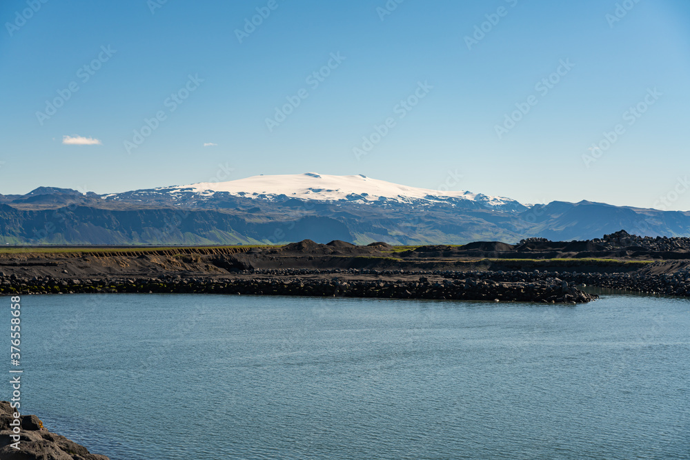 Obraz premium Gravel and mountain coastline in Iceland