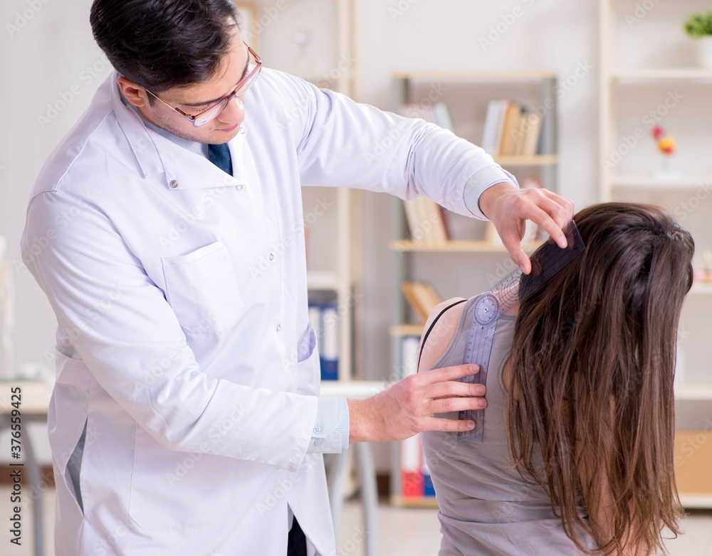 Obraz premium Doctor checking patients joint flexibility