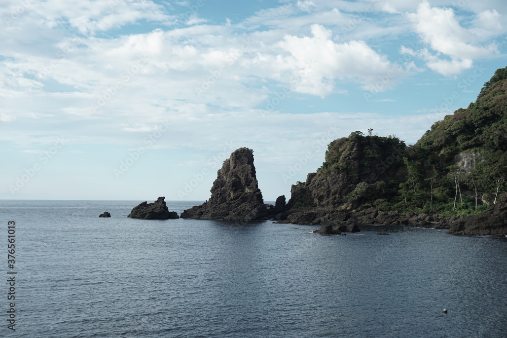 日本海の岩場と青空