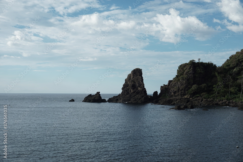 日本海の岩場と青空