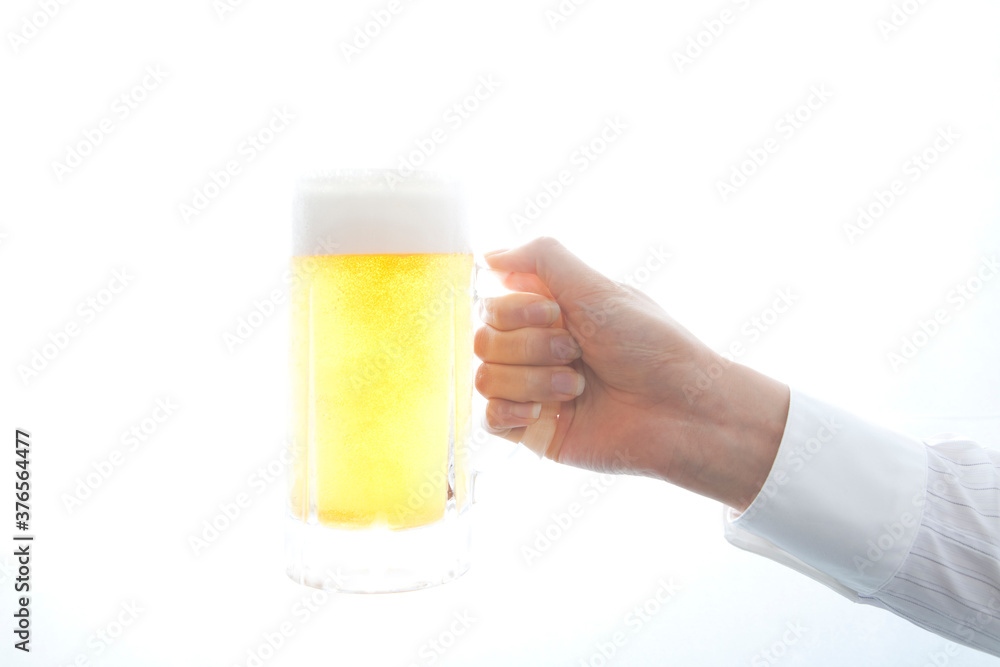 ビールを飲む女性の手元 ビールを飲む女性の手元