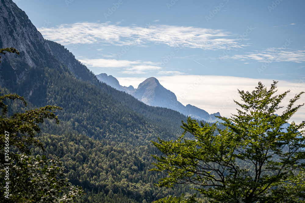 Fotografie view on the beautiful zugspitze mountain and the eibsee