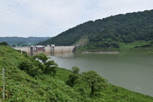 月山ダム（がっさんダム）／ 山形県鶴岡市の一級河川、赤川水系の梵字川に建設されたダムです。高さ123メートルの重力式コンクリートダムで、洪水調節、不特定利水、上水道、発電を目的とする、国土交通省直轄の多目的ダムです。ダム湖（人造湖）は、あさひ月山湖（あさひがっさんこ）と言います。 © FRANK