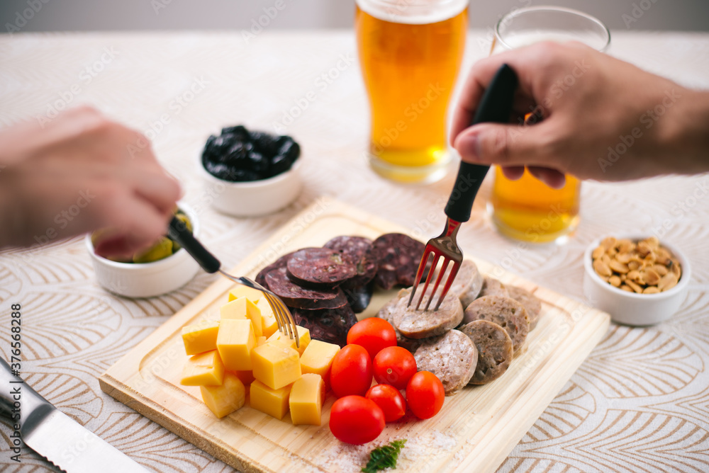 Picada de fiabres con tomate cherry, queso, morcilla vasca, queso de cerdo, acompañado de aceitunas con cerveza fría Picada de fiabres con tomate cherry, queso, morcilla vasca, queso de cerdo, acompañado de aceitunas con cerveza fría