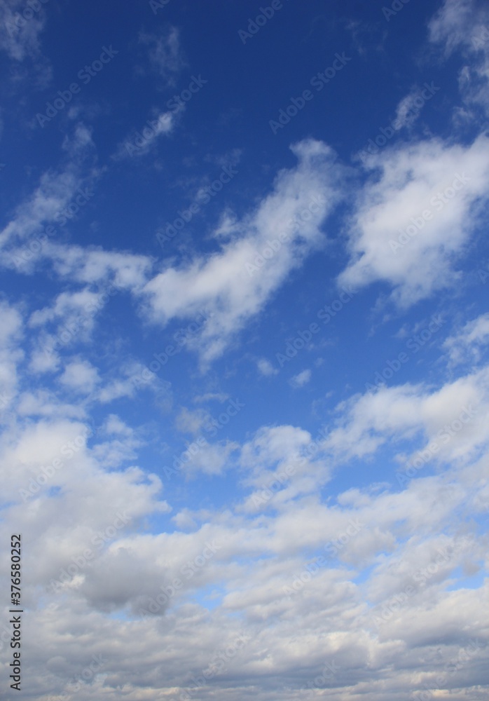 爽やかな青空と白い雲