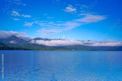 深い青空の下の湖。屈斜路湖、北海道。 Scenic landscape of mountain lake under deep blue sky. Lake Kussharo, Hokkaido, Japan. © Masa Tsuchiya