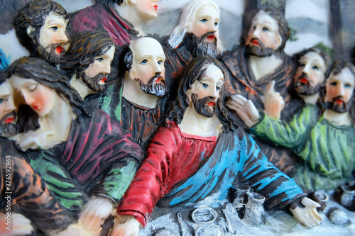 фотографія A decorative plaque, depicting a scene from Leonardo da Vinci's Last Supper artwork showing Jesus Christ after speaking of his forthcoming betrayal and his Apostles' reaction