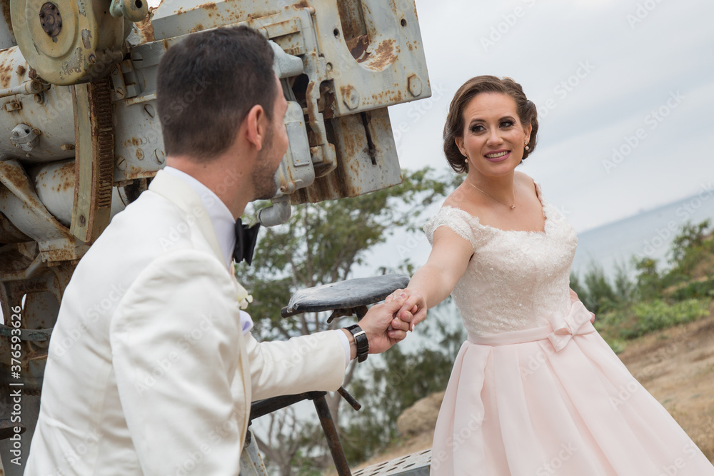 Naklejka premium Latino Bride and groom with white tuxedo 