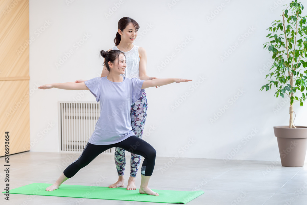 Fototapeta premium 自宅でヨガレッスンを受ける女性