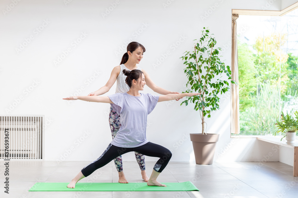 Fototapeta premium 自宅でヨガレッスンを受ける女性
