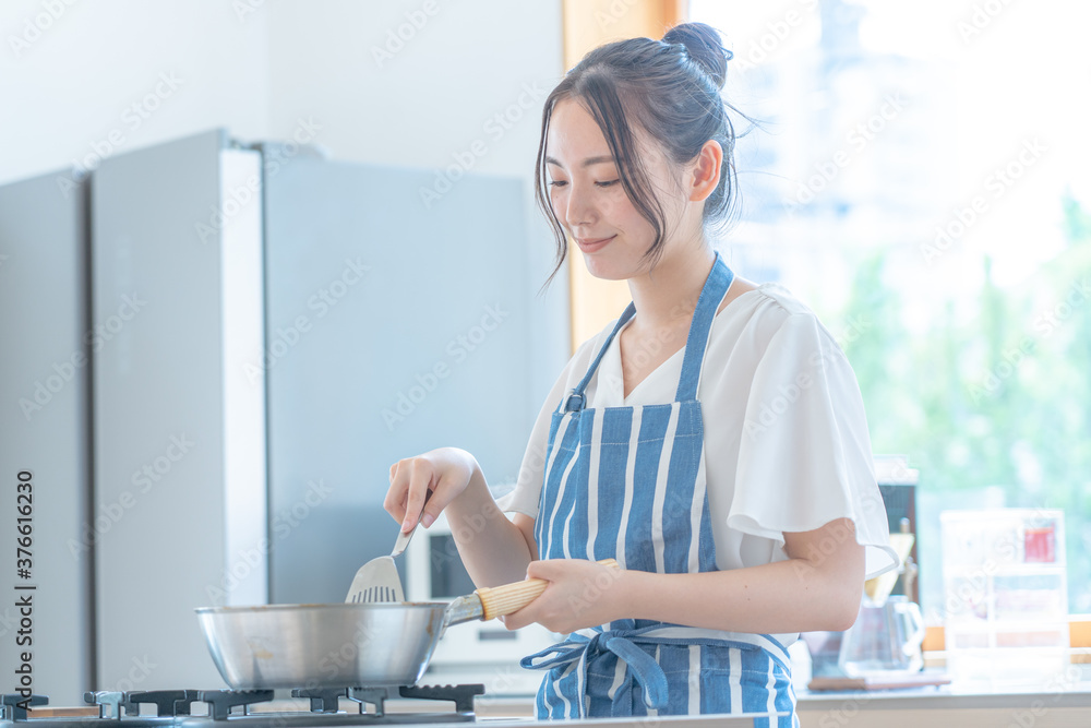 料理をするアジア人女性 料理をするアジア人女性