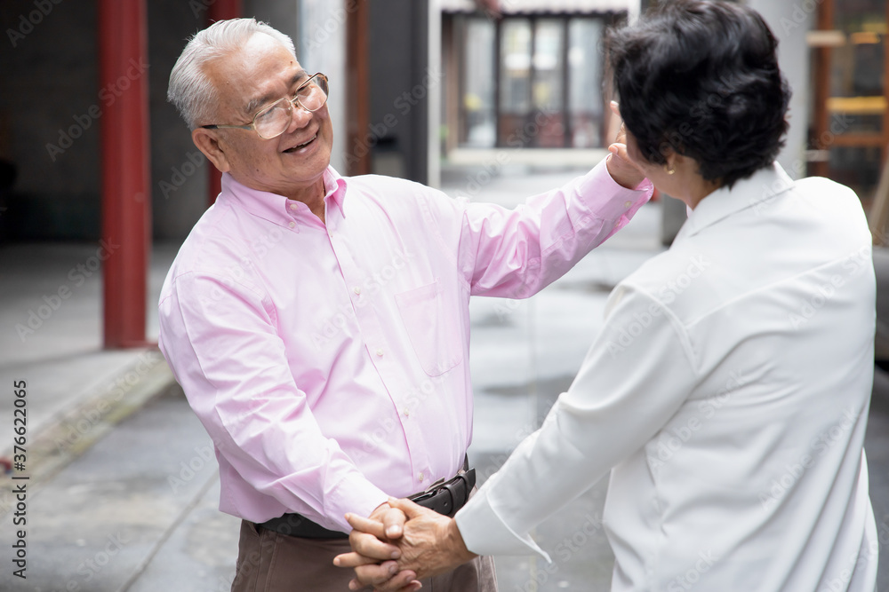 Obraz premium lovely asian senior couple dancing together