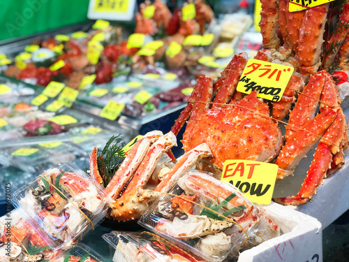 Obraz na plátně Giant fresh king crab seafood Street food in Tsukiji Fish Market, Japan