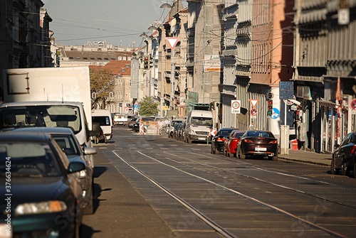 Eine stark befahrene Einfahrtstraße in die Stadt.